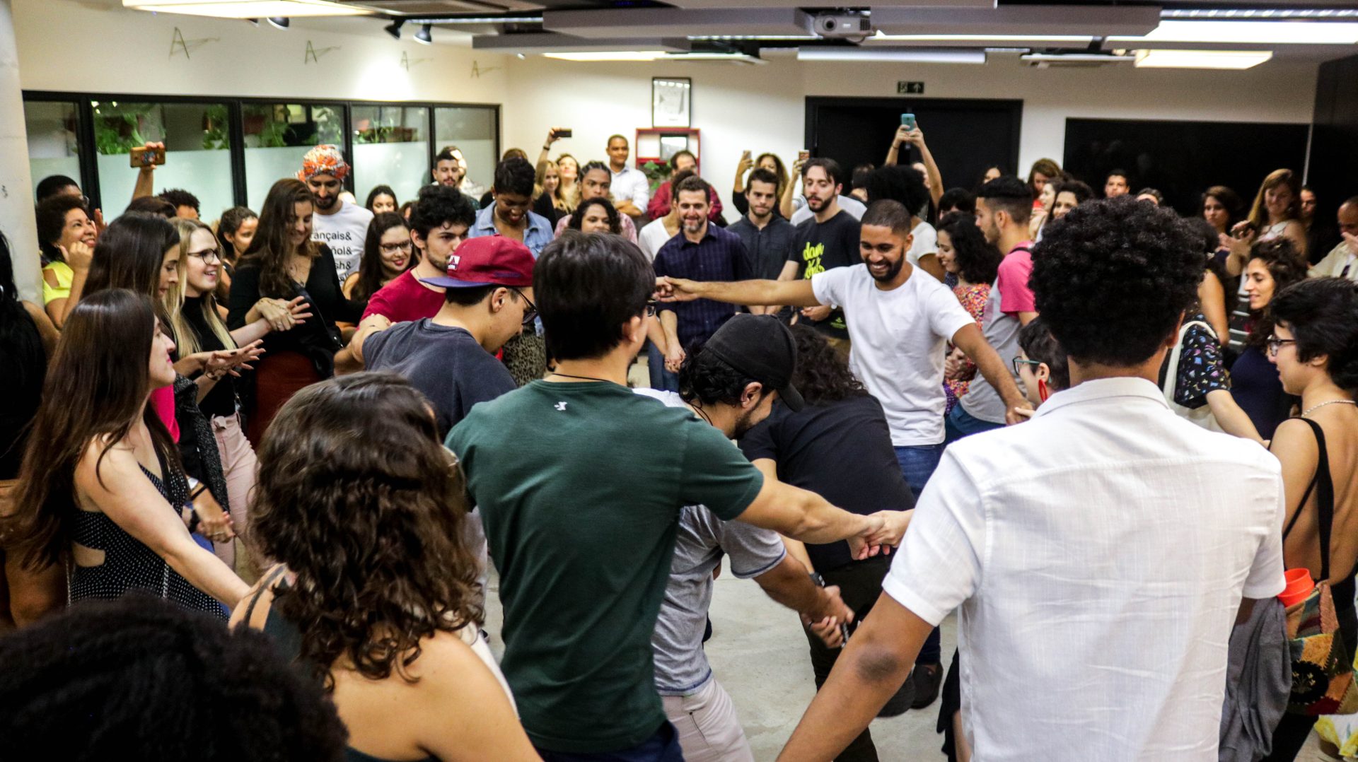 Alunos dançando dabke em encontro cultural