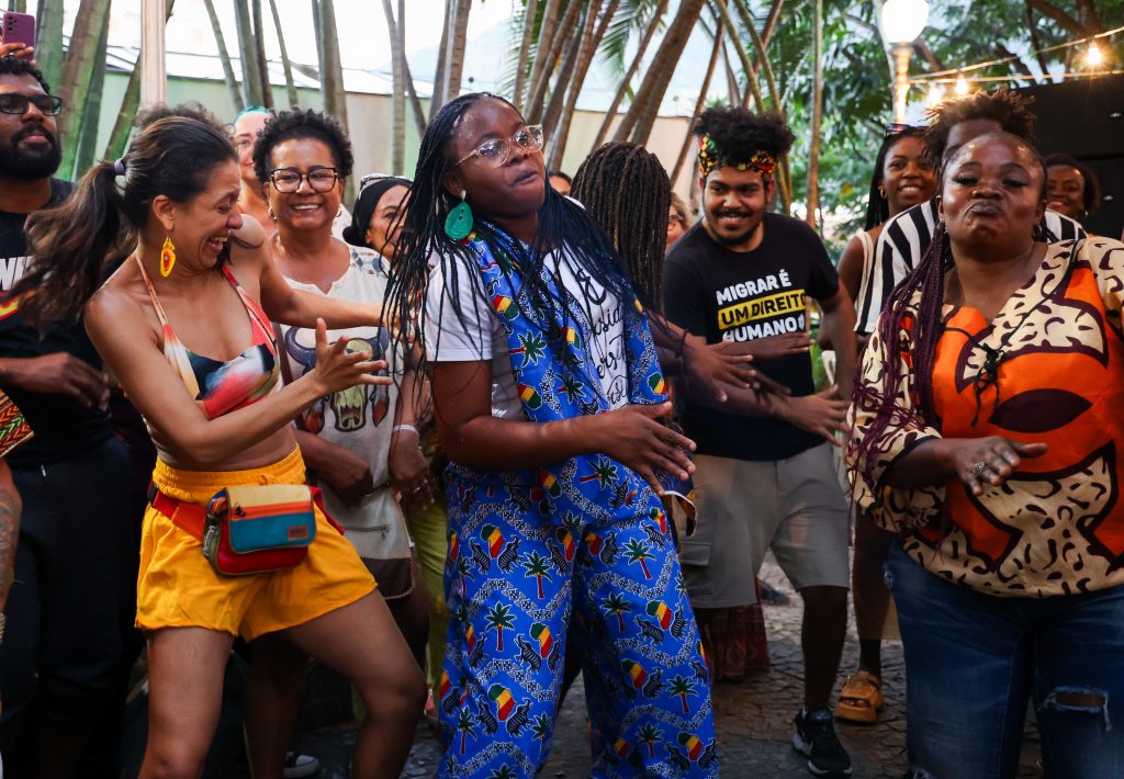 Pessoas dançando com roupas coloridas e sorrindo