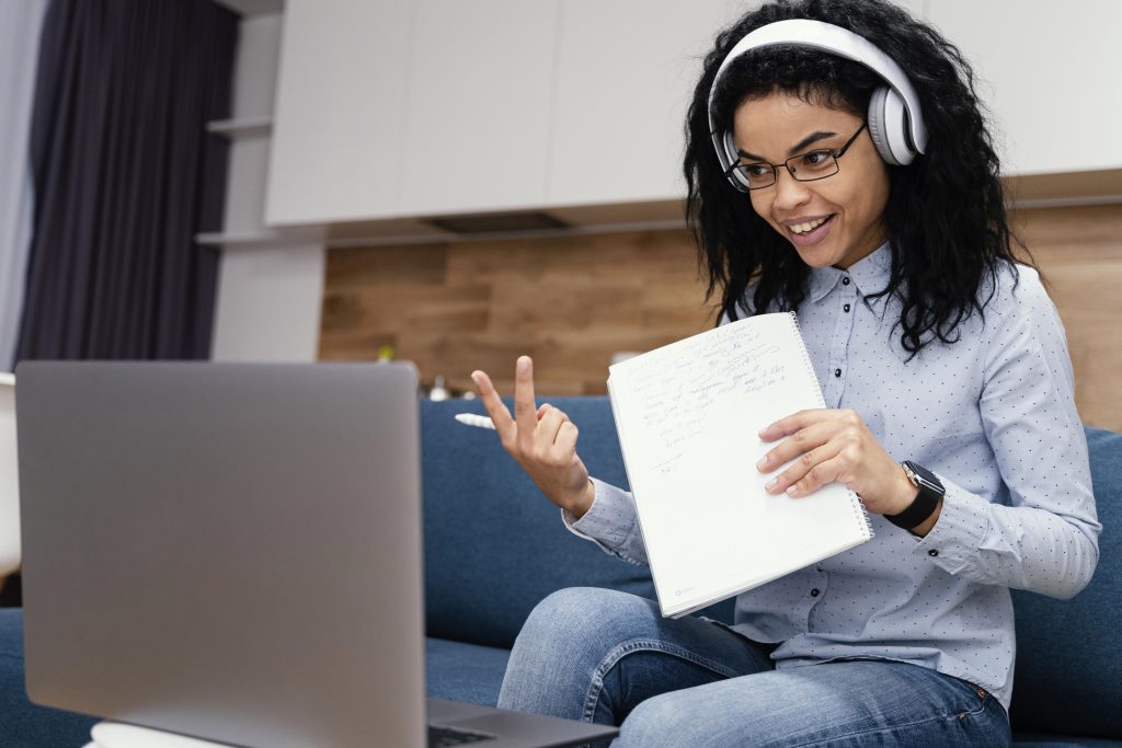 Moça estudando em laptop