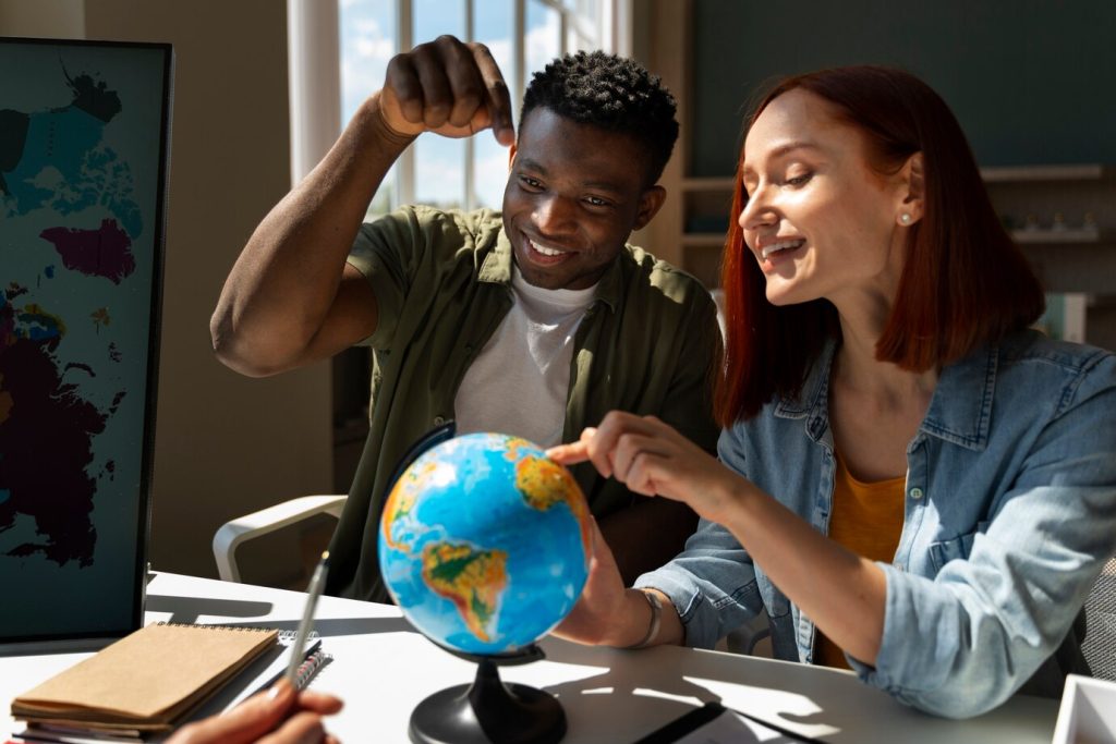 Homem e mulher explorando globo em busca de intercâmbio cultural
