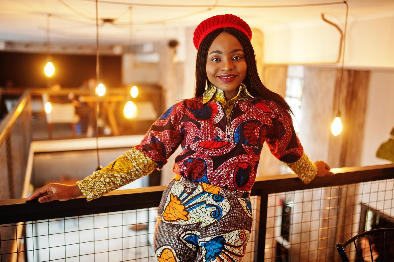 Mulher com roupa com estampa africana e boina