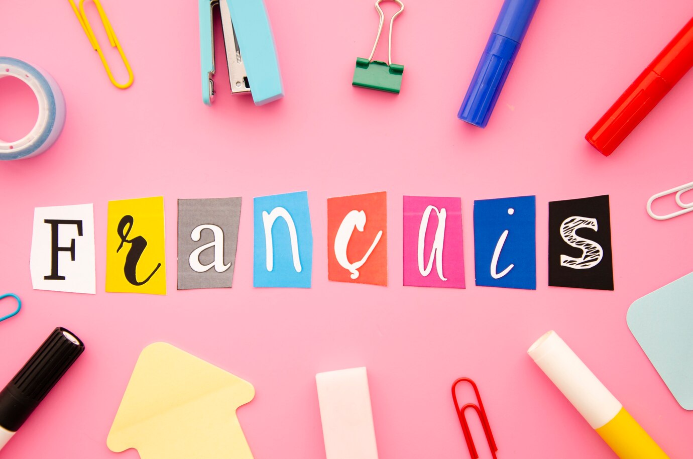 Francês escrito em colagem de papel com fundo rosa