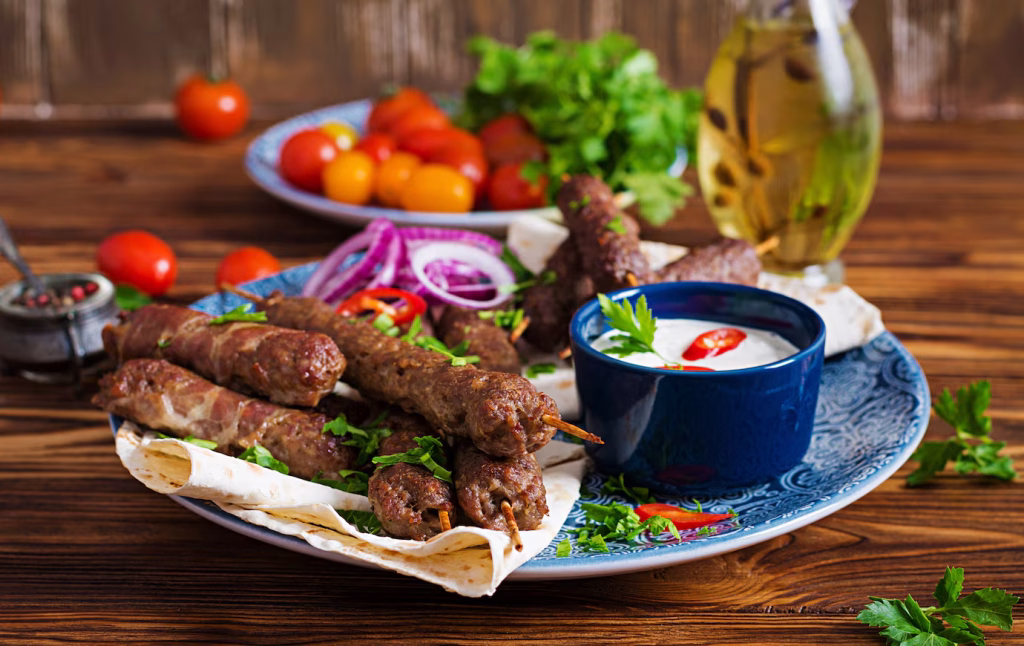 Prato de kebab típico da culinária árabe