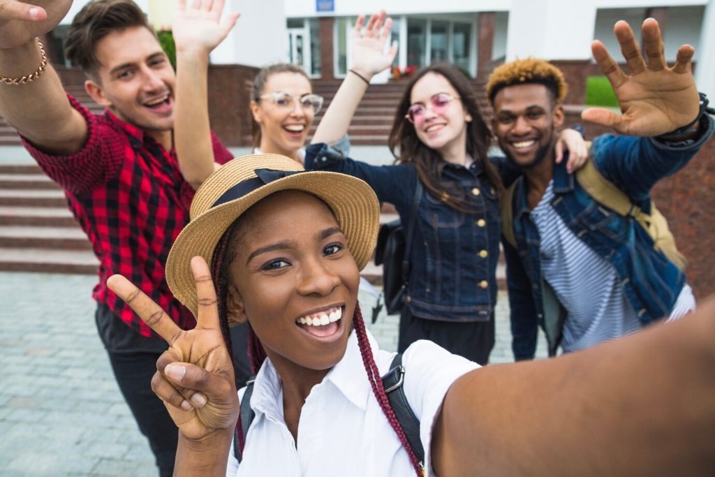 Grupo de jovens em viagem e intercâmbio tirando foto