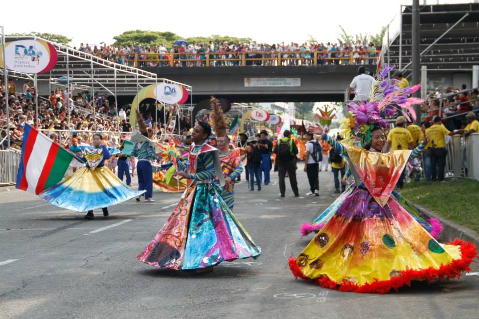 Pessoas dançando com roupas típicas na Feira de Cali, na Colômbia