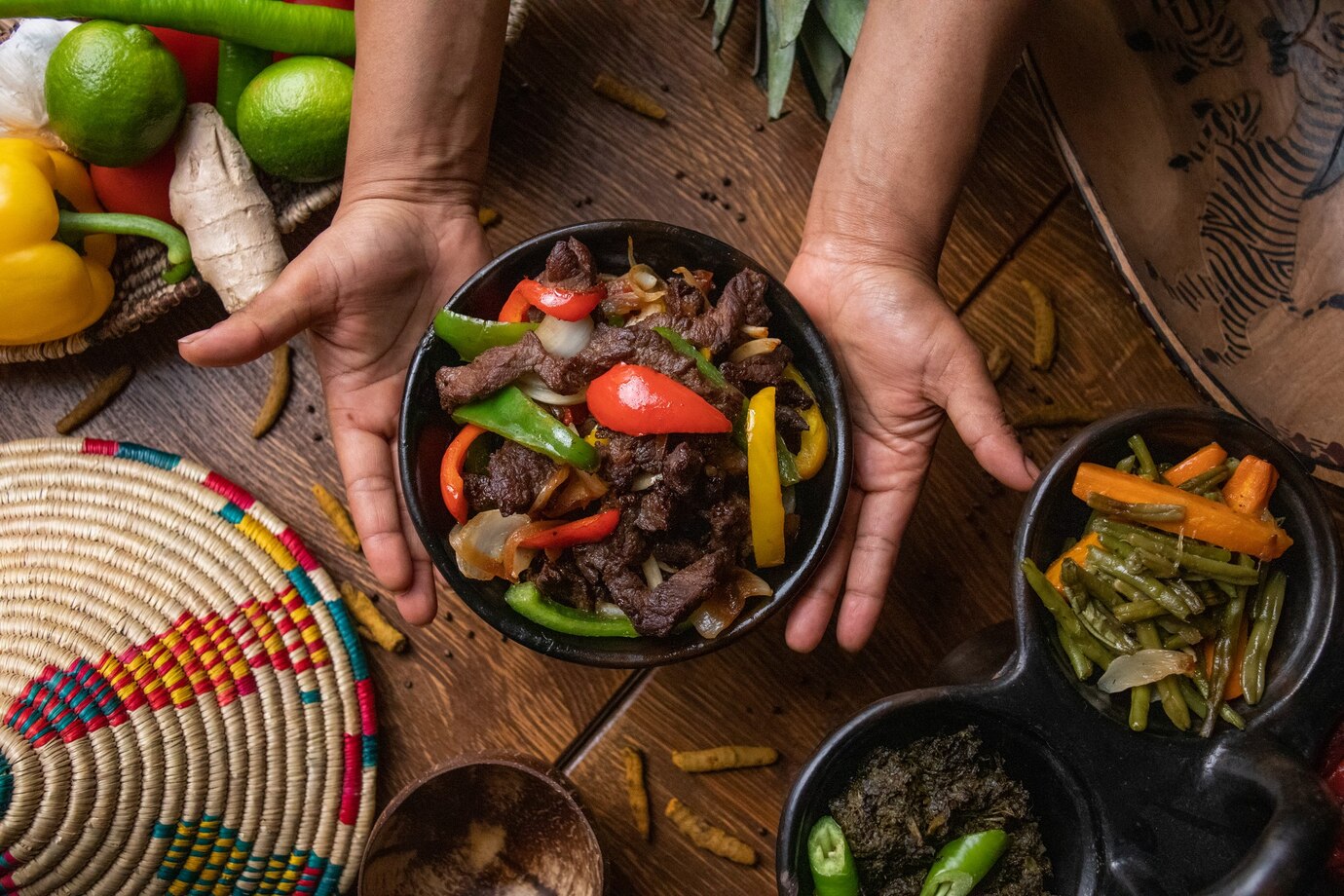 Mãos segurando prato de comida típica da África do Sul