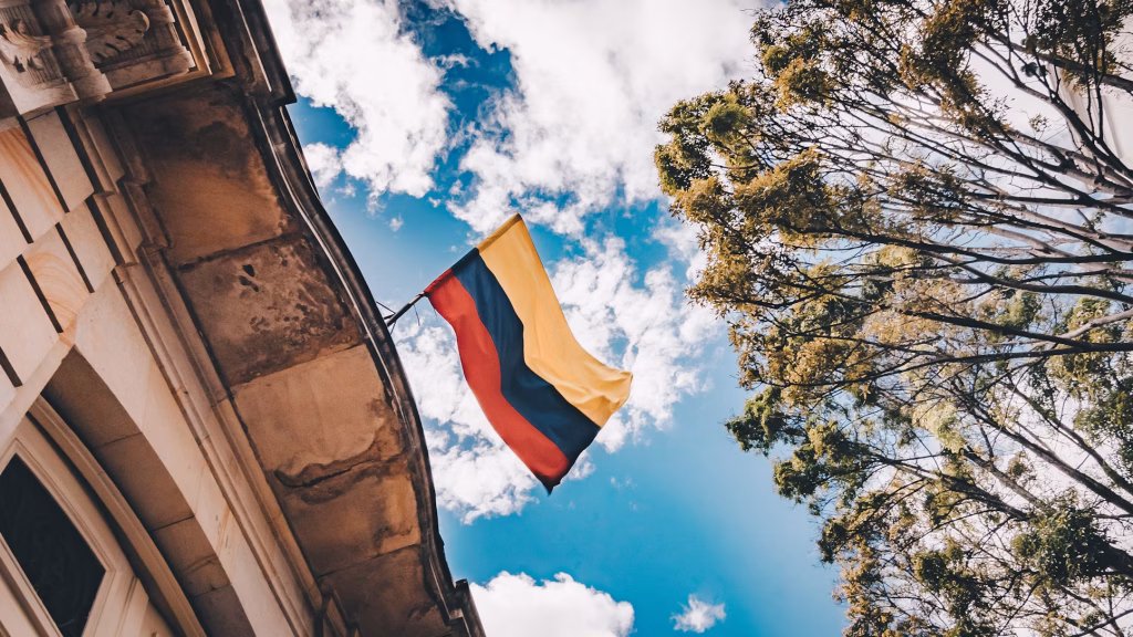 Bandeira da Colômbia em destaque no céu