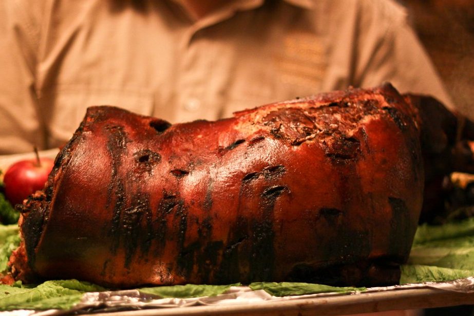 Imagem de lechón assado, prato típico  de carne de porco em Cuba