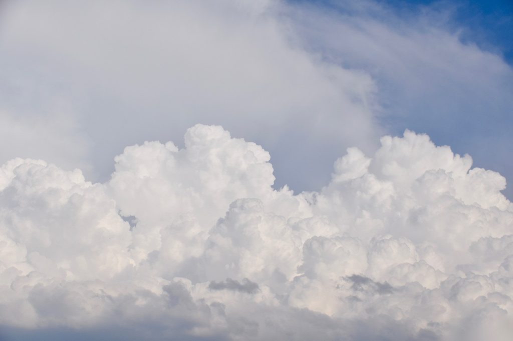 imagem de nuvem no céu para ilustrar a expressão "estar nas nuvens" em espanhol