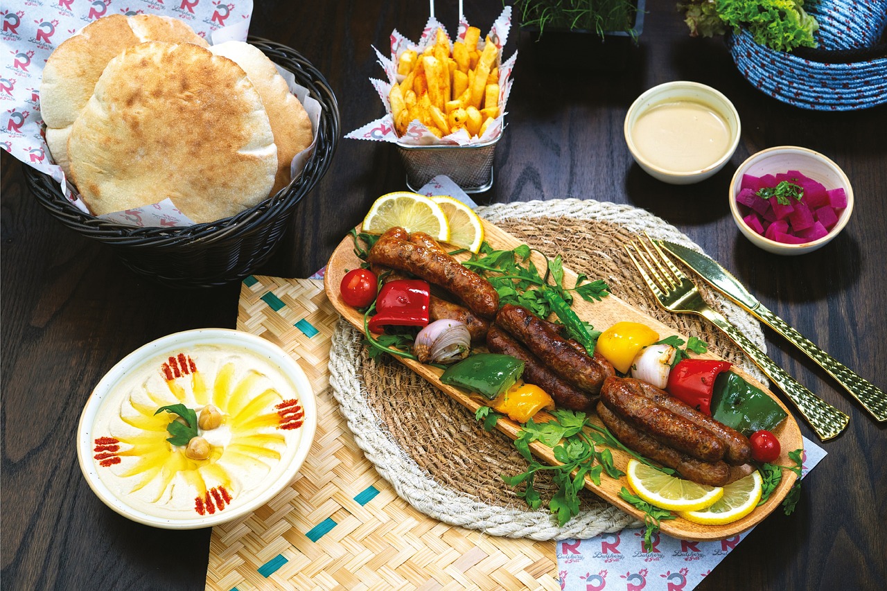 Comidas árabes despostas sobre mesa