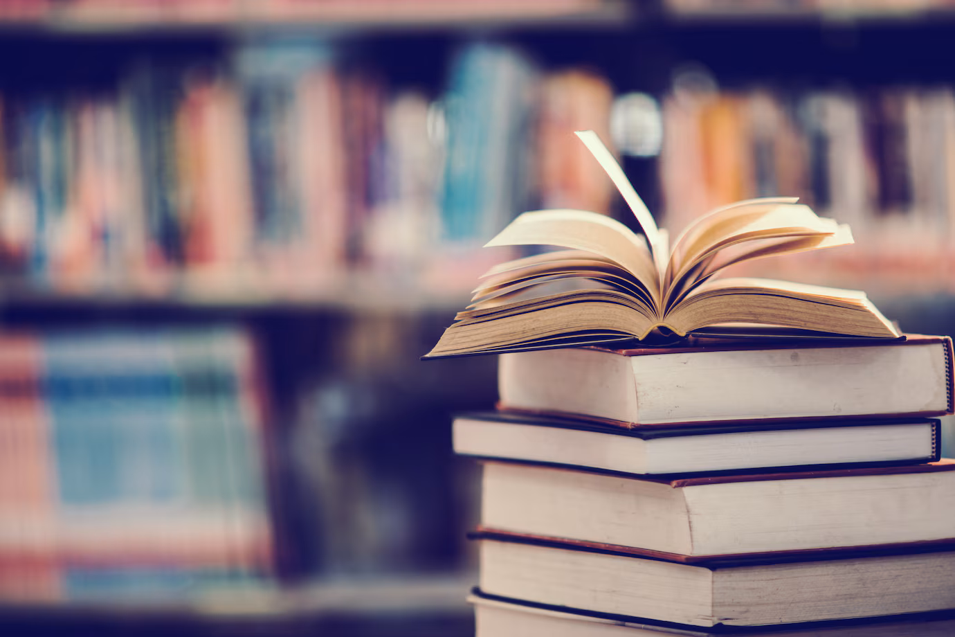 Livros empilhados ilustrando o ensino de francês